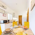 Semesterbostad House Runjic With Pool, Large Garden And Playground *