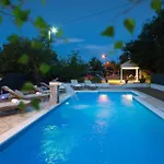 Semesterbostad House Runjic With Pool, Large Garden And Playground *