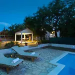 Semesterbostad House Runjic With Pool, Large Garden And Playground Prgomet