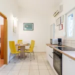 Semesterbostad House Runjic With Pool, Large Garden And Playground