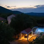 House Runjic With Pool, Large Garden And Playground Semesterbostad *