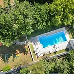 Semesterbostad House Runjic With Pool, Large Garden And Playground *