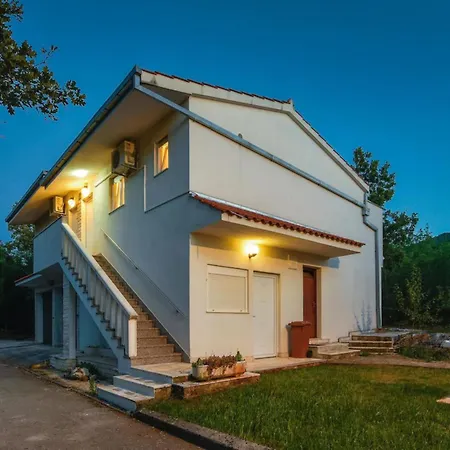 Hébergement de vacances House Runjic With Pool, Large Garden And Playground Prgomet