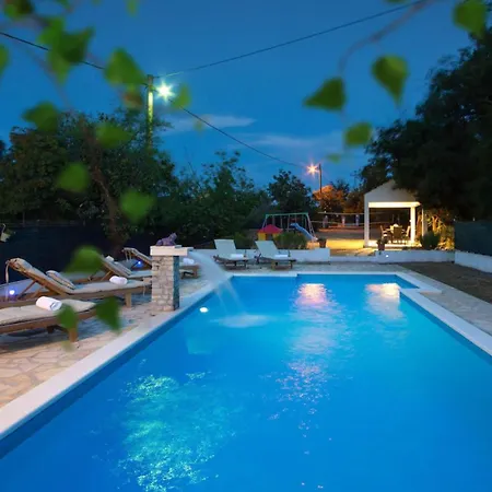 度假居 House Runjic With Pool, Large Garden And Playground *