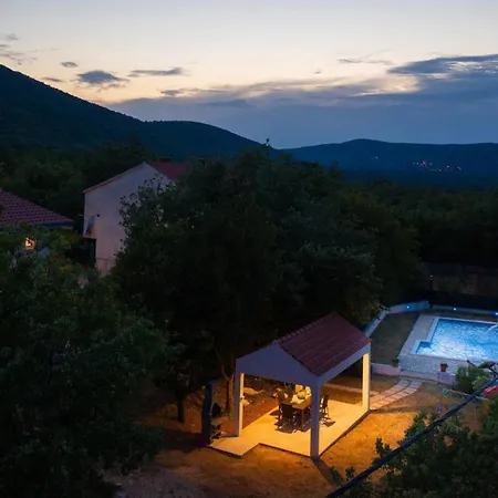 House Runjic With Pool, Large Garden And Playground 度假居 *