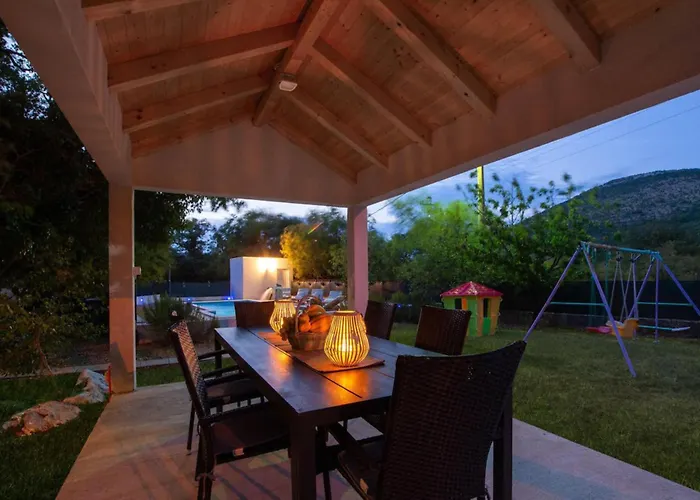 House Runjic With Pool, Large Garden And Playground Hébergement de vacances *