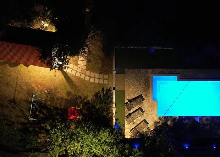 Hébergement de vacances House Runjic With Pool, Large Garden And Playground