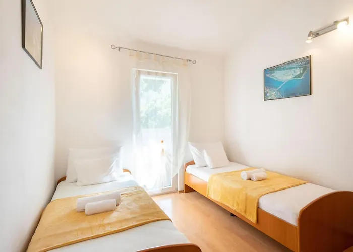 Hébergement de vacances House Runjic With Pool, Large Garden And Playground Prgomet