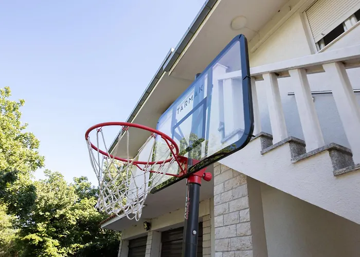 House Runjic With Pool, Large Garden And Playground Hébergement de vacances Prgomet