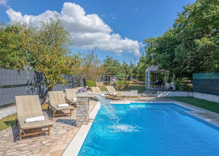 Hébergement de vacances House Runjic With Pool, Large Garden And Playground