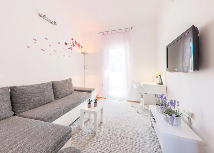 Hébergement de vacances House Runjic With Pool, Large Garden And Playground *