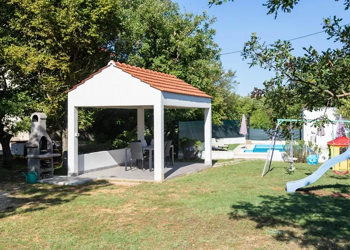 House Runjic With Pool, Large Garden And Playground Hébergement de vacances