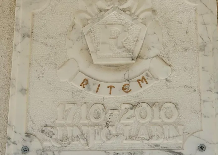 Hébergement de vacances House Runjic With Pool, Large Garden And Playground