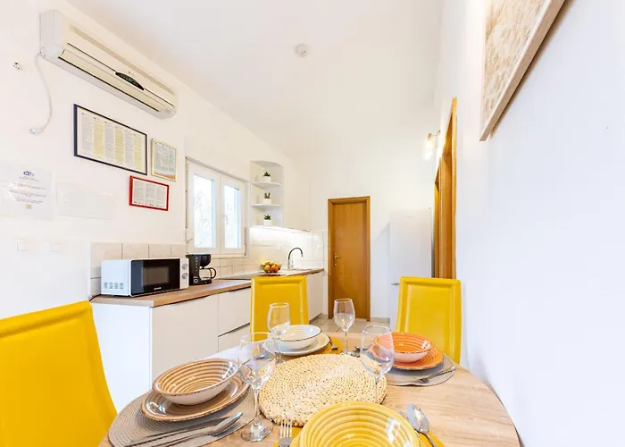 Hébergement de vacances House Runjic With Pool, Large Garden And Playground *