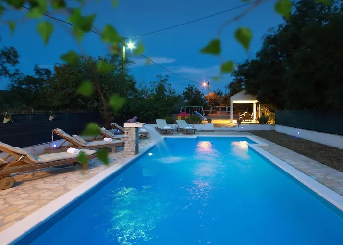 Hébergement de vacances House Runjic With Pool, Large Garden And Playground *