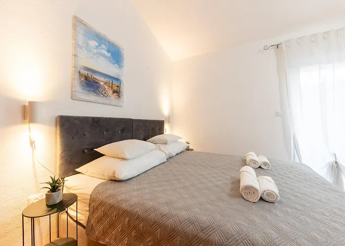 Hébergement de vacances House Runjic With Pool, Large Garden And Playground Prgomet