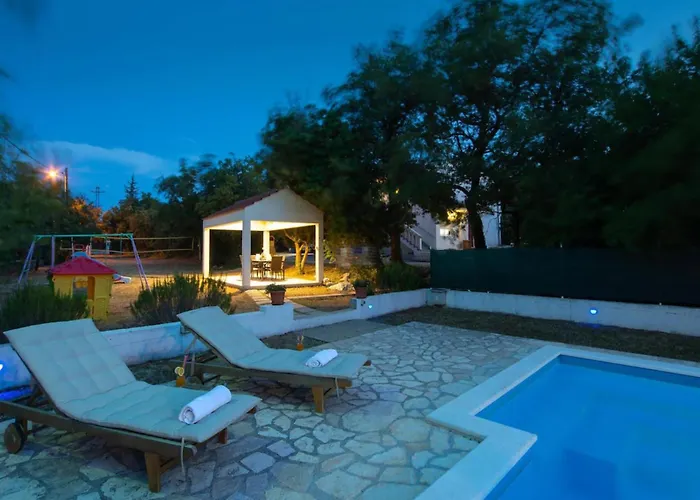 Hébergement de vacances House Runjic With Pool, Large Garden And Playground Prgomet
