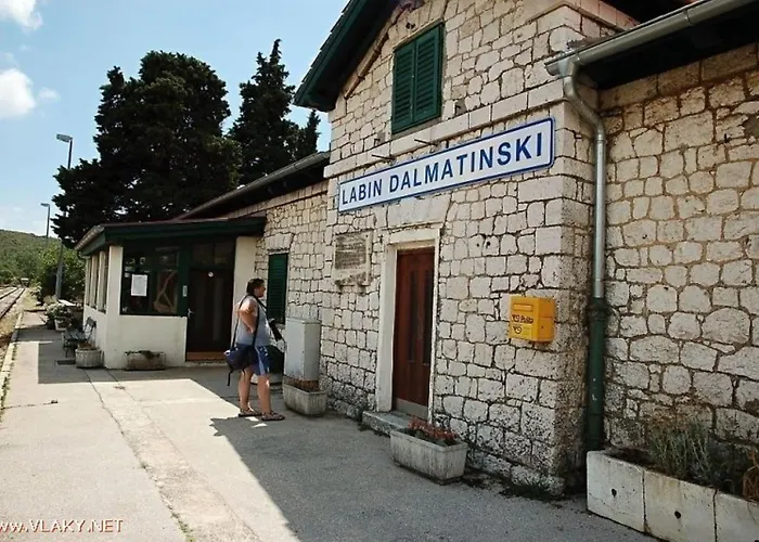 Hébergement de vacances House Runjic With Pool, Large Garden And Playground *