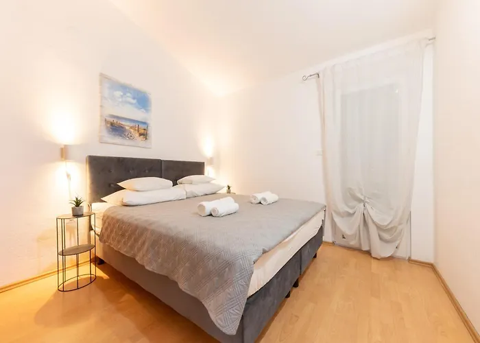 House Runjic With Pool, Large Garden And Playground Hébergement de vacances Prgomet