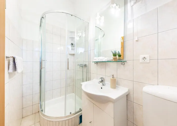 House Runjic With Pool, Large Garden And Playground Hébergement de vacances