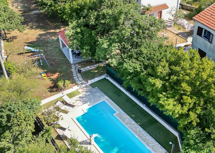 House Runjic With Pool, Large Garden And Playground Hébergement de vacances *