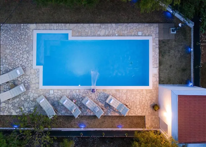 House Runjic With Pool, Large Garden And Playground Hébergement de vacances *