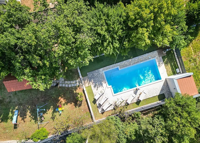 Hébergement de vacances House Runjic With Pool, Large Garden And Playground *